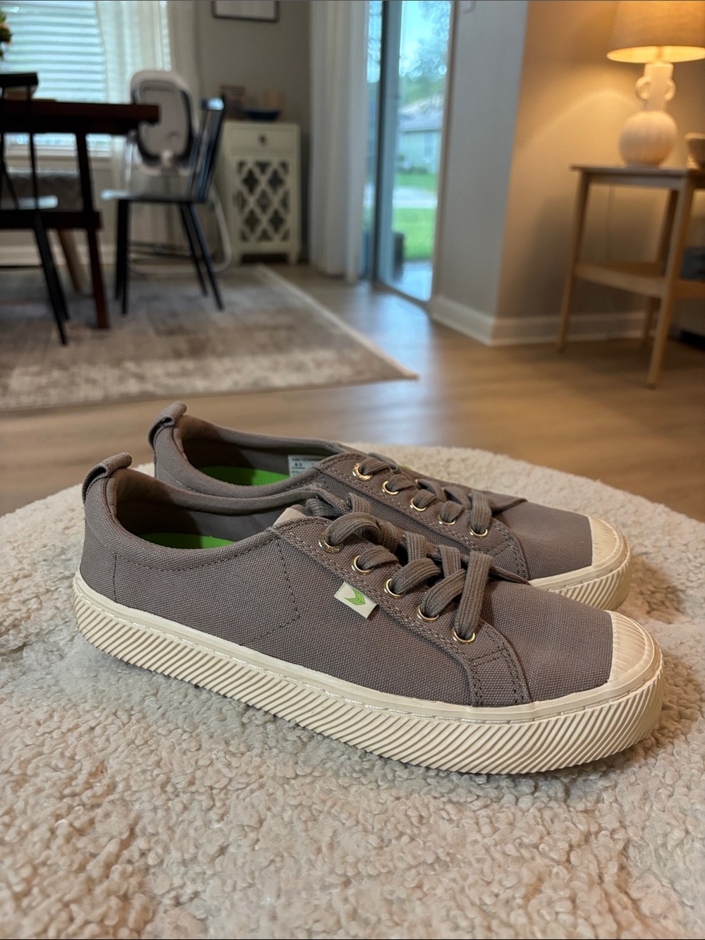 Cariuma OCA Low Sneakers 8.5 US women’s